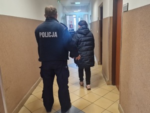 policjant z zatrzymaną kobietą