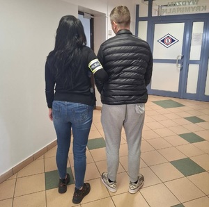 policjant z podejrzanym mężczyzną