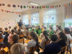 policjantka na spotkaniu w szkole