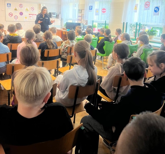 policjantka na spotkaniu w szkole