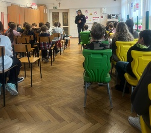 policjantka na spotkaniu w szkole