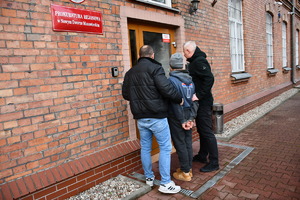 policjanci z zatrzymanym mężczyzną