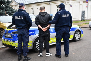 policjanci z zatrzymanym mężczyzną