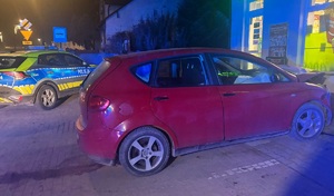 policjanci na miejscu kolizji