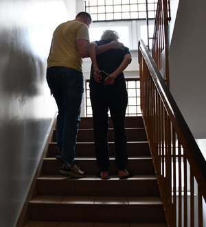 policjant z zatrzymaną kobietą