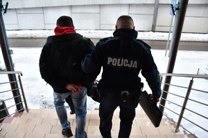 policjanci z zatrzymanym mężczyzną