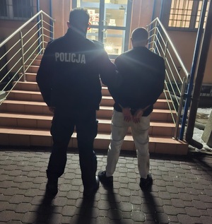 policjant z zatrzymanym mężczyzną