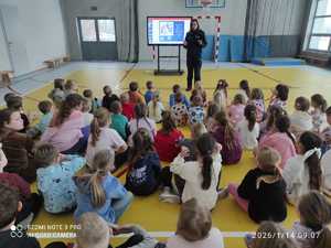 policjantka na spotkaniu w szkole