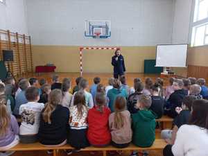 policjantka z wizytą w szkole