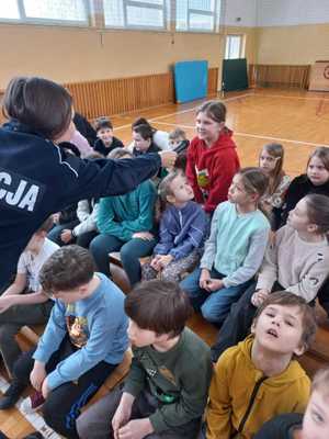 policjantka z wizytą w szkole