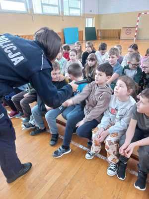 policjantka z wizytą w szkole