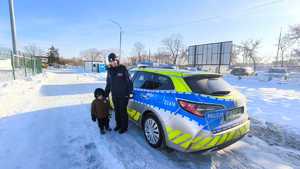 policjantka na spotkaniu w rejonie lodowiska