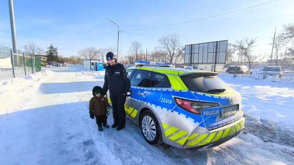 policjantka na spotkaniu w rejonie lodowiska