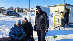 policjantka na spotkaniu w rejonie lodowiska