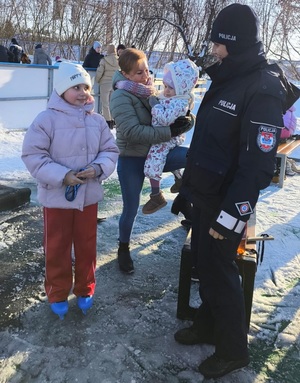 policjantka na spotkaniu w rejonie lodowiska