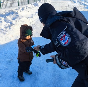 policjantka na spotkaniu w rejonie lodowiska