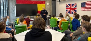 dzielnicowy na spotkaniu w szkole