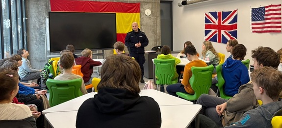 dzielnicowy na spotkaniu w szkole