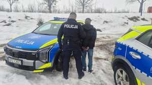 policjanci z zatrzymanym mężczyzną