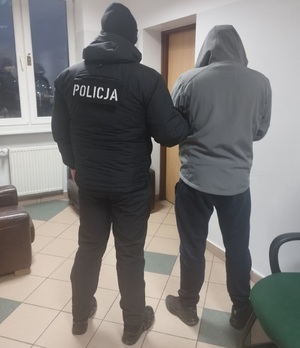 policjant z zatrzymanym mężczyzną
