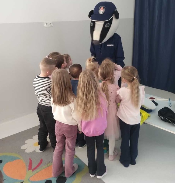 przedszkolaki i policyjny borsuk