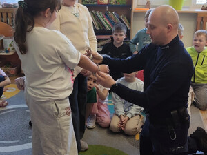 Dzielnicowi i profilaktyk na spotkaniu z najmłodszymi