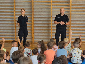 Bezpieczeństwo podczas wakacji priorytetem. Nowodworscy policjanci edukują najmłodszych