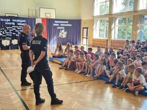 Bezpieczeństwo podczas wakacji priorytetem. Nowodworscy policjanci edukują najmłodszych