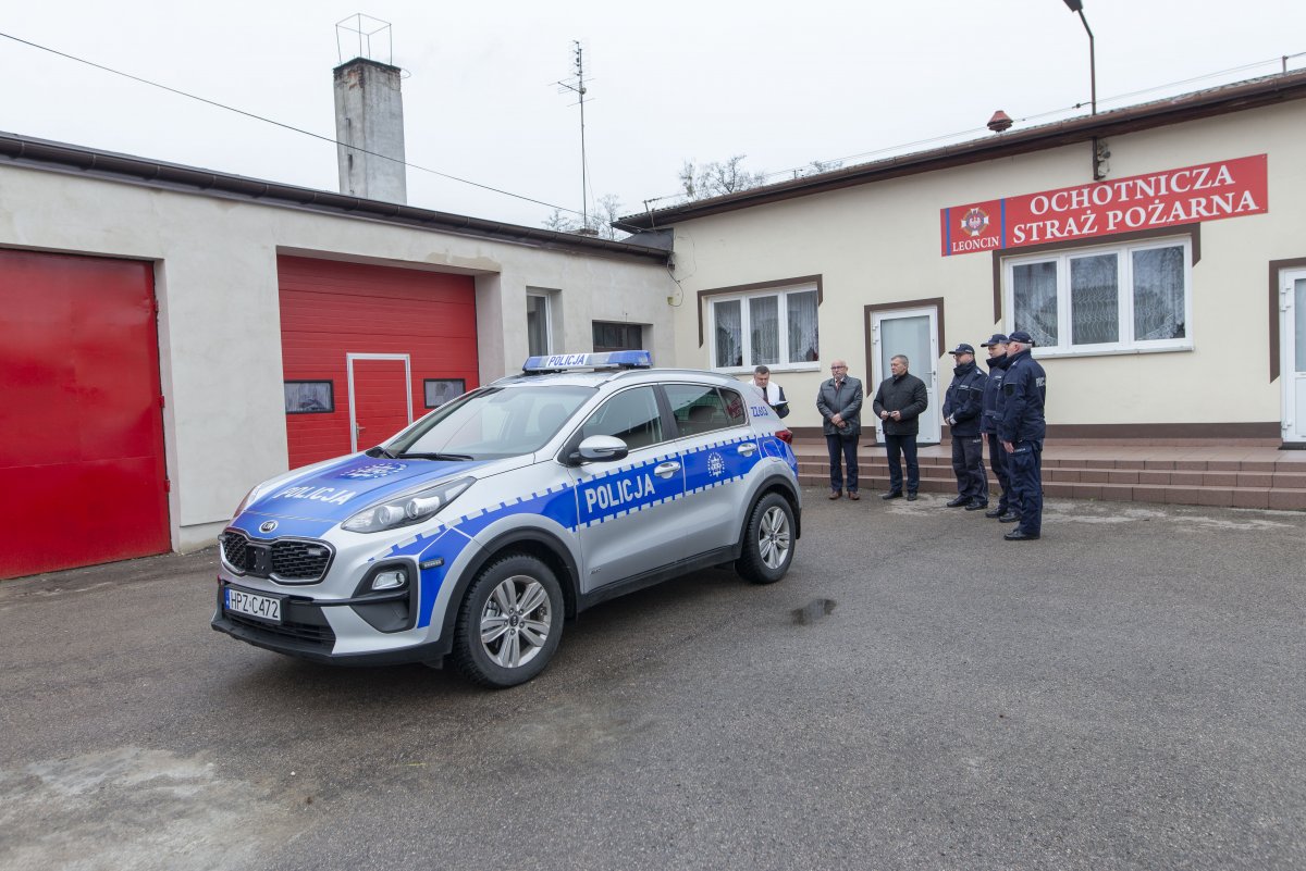 Nowy radiowóz dla policjantów z Czosnowa - Aktualności - KPP w Nowym